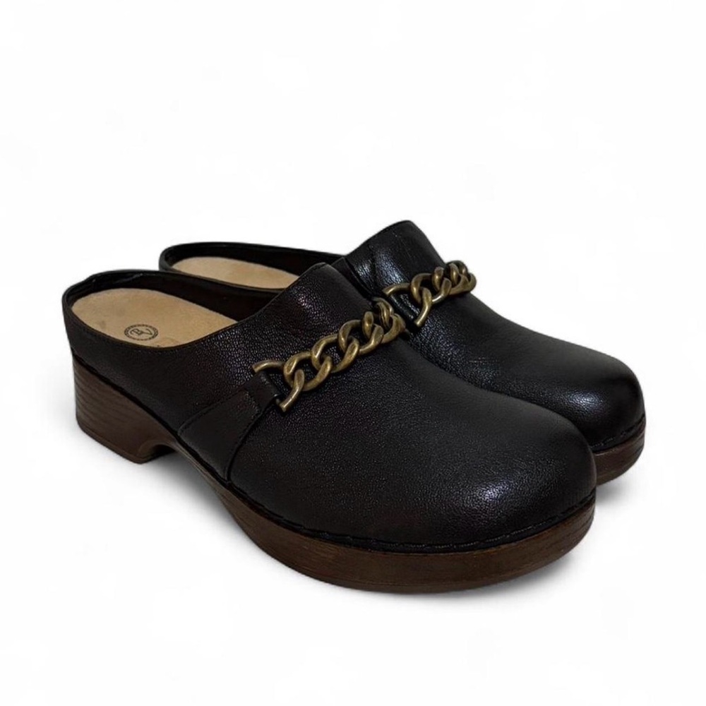 Bella Vita Ventura clog in black leather with a chain ornament (slip resistant)